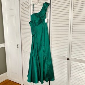 Jessica Simpson Green One Shoulder Evening Gown